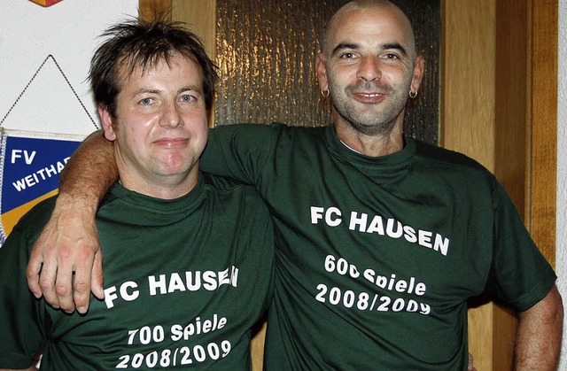 Geehrt fr etliche Spiele im FC-Trikot... Denner und Peter Bhler (von links).   | Foto: Edgar Steinfelder