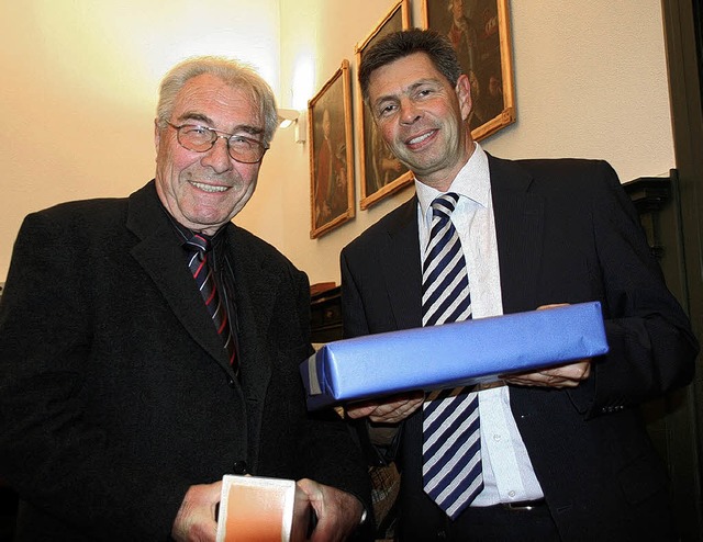 Dieter Leppert (links) war  seit  1962...of Nitz dankte ihm mit einem Prsent.   | Foto: Marlies Jung-Knoblich