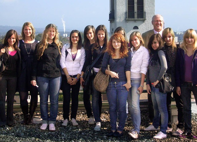 Brgermeister Rolf Karrer mit den Schlerinnen aus Italien  | Foto: Kallee