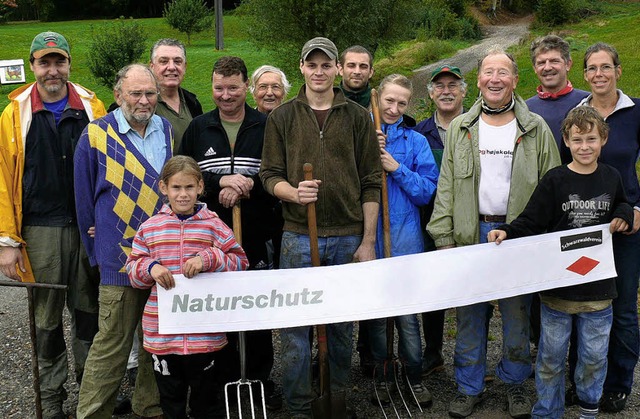 Naturschtzer aus dem gesamten Bezirk ...lfen in Grunholz beim Naturpflegetag.   | Foto: Saskia Baumgartner