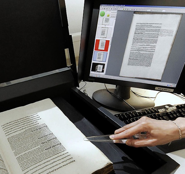 In der Digitalisierungsstelle der Baye...sbibliothek wird ein Buch eingescannt   | Foto: ddp