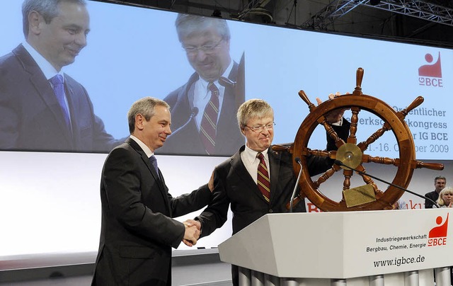 Hubertus Schmoldt (rechts) bergibt Michael Vassiliadis das Steuerruder.   | Foto: dpa