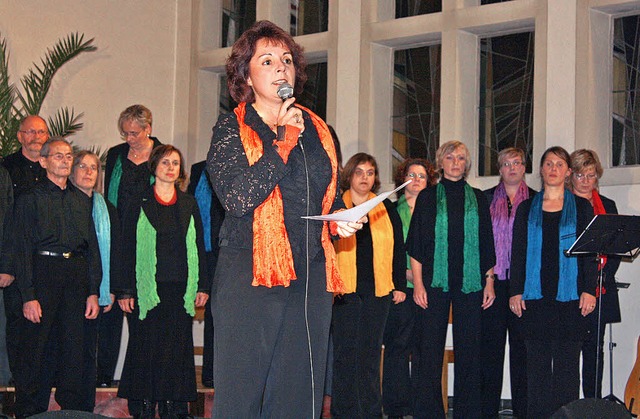 Die Gospel Singers Rheinhausen mit Chorleiterin Maria Christ.   | Foto: Jrger