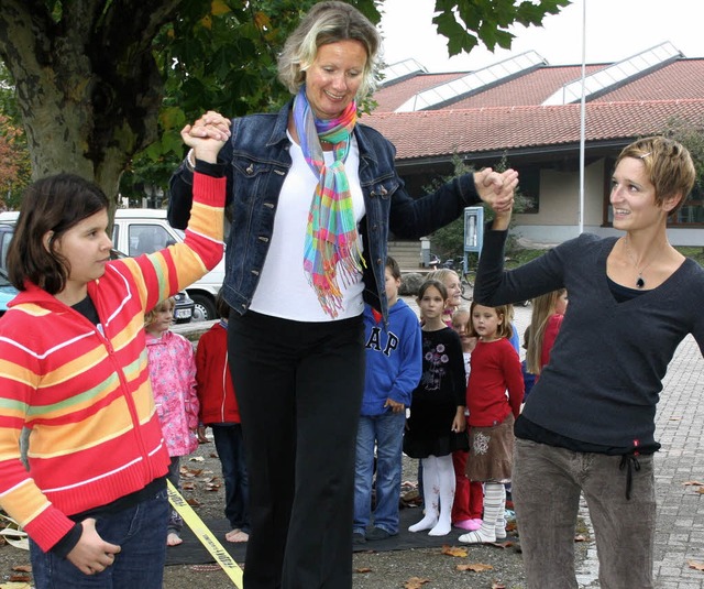 Auf schmalem Grat. Schulleiterin Claudia Hoch auf der &#8222;Slackline&#8220;  | Foto: Michael Saurer