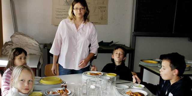 Nicht nur die Hausaufgaben werden geme... Betreuerin  Susanne Berger gegessen.   | Foto: Chris Seifried