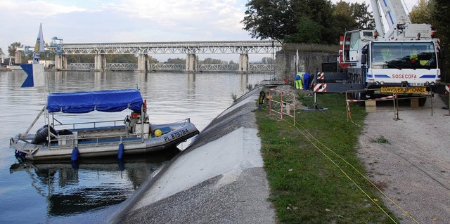 Mit schwerem Gert verlegten Mitarbeit...r EdF dieser Tage Messkabel im Rhein.   | Foto: Lauber