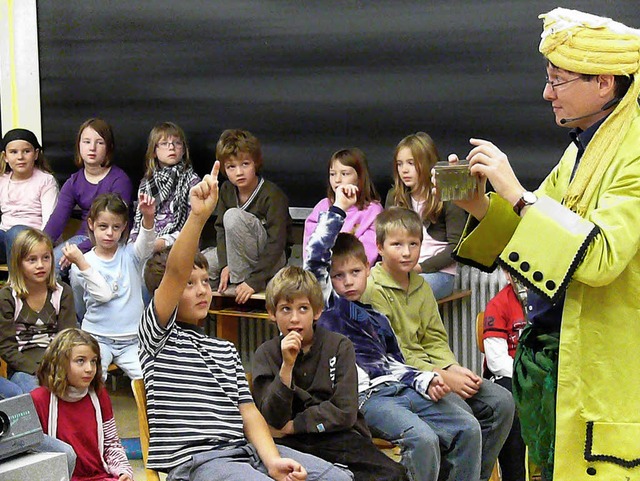 Tino in Turban und Gewand zieht die Kinder mit seinen Erzhlungen in den Bann.   | Foto: Frank Leonhardt