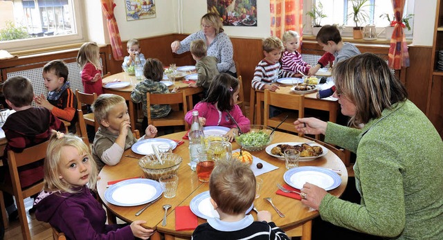 Gemeinsamer Mittagstisch: die Ganztagsgruppe im Kindergarten Kirchgasse   | Foto: Volker Mnch