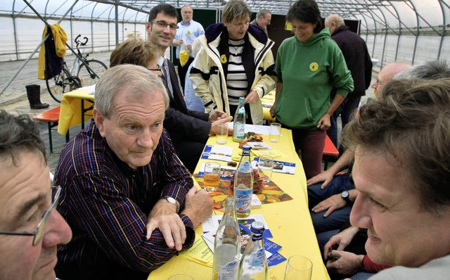 Kandidat Lars Brgner (4. von links) mit Schupfholzern Brgern  im Gesprch.   | Foto: Grttinger