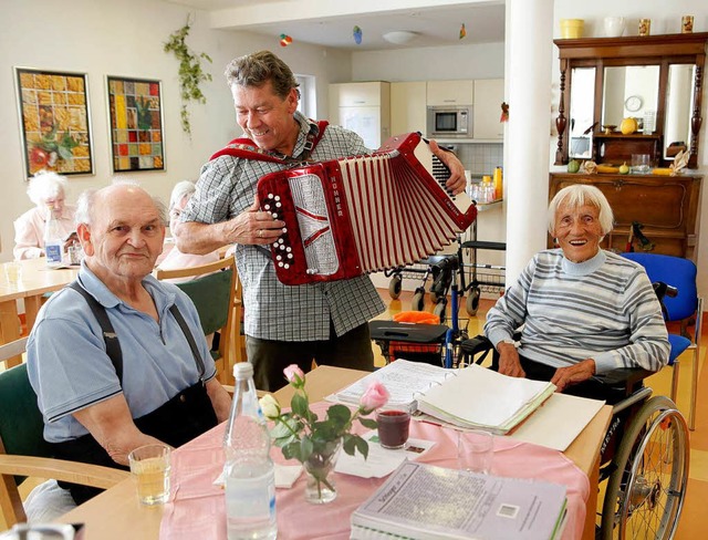 Tagesgste im Ludwig-Frank-Haus knnen...Rdiger Liedtke mit Akkordeon zu Gast.  | Foto: Christoph Breithaupt