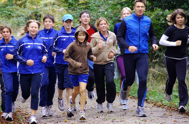 Die Trainingsgruppe von Jugendleiter Uwe Behlinger beim Joggen durch den Wald     | Foto: privat
