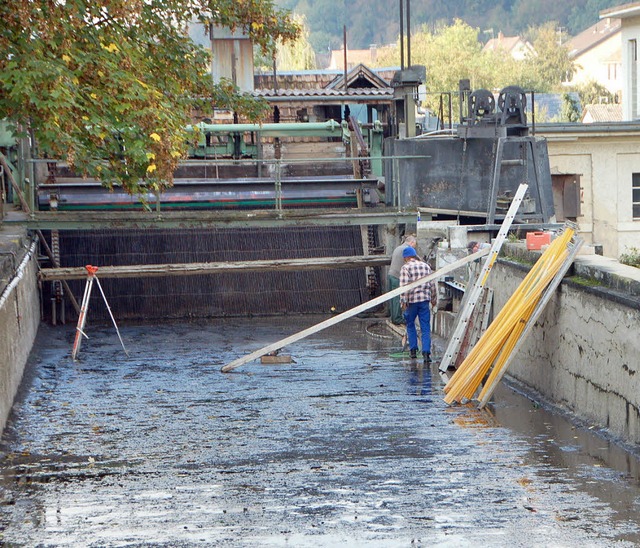 Um  bei Hochwasser auf der sicheren Se...ieber (rechts) ein zweiter eingebaut.   | Foto: Trenz