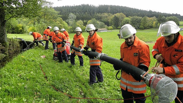 Viele Hnde halfen bei der Vorbereitun... fasziniert von der Arbeit der Groen.  | Foto: Kirsten Lux