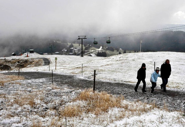 Spaziergang auf dem frisch gepuderten Feldberg.  | Foto: dpa