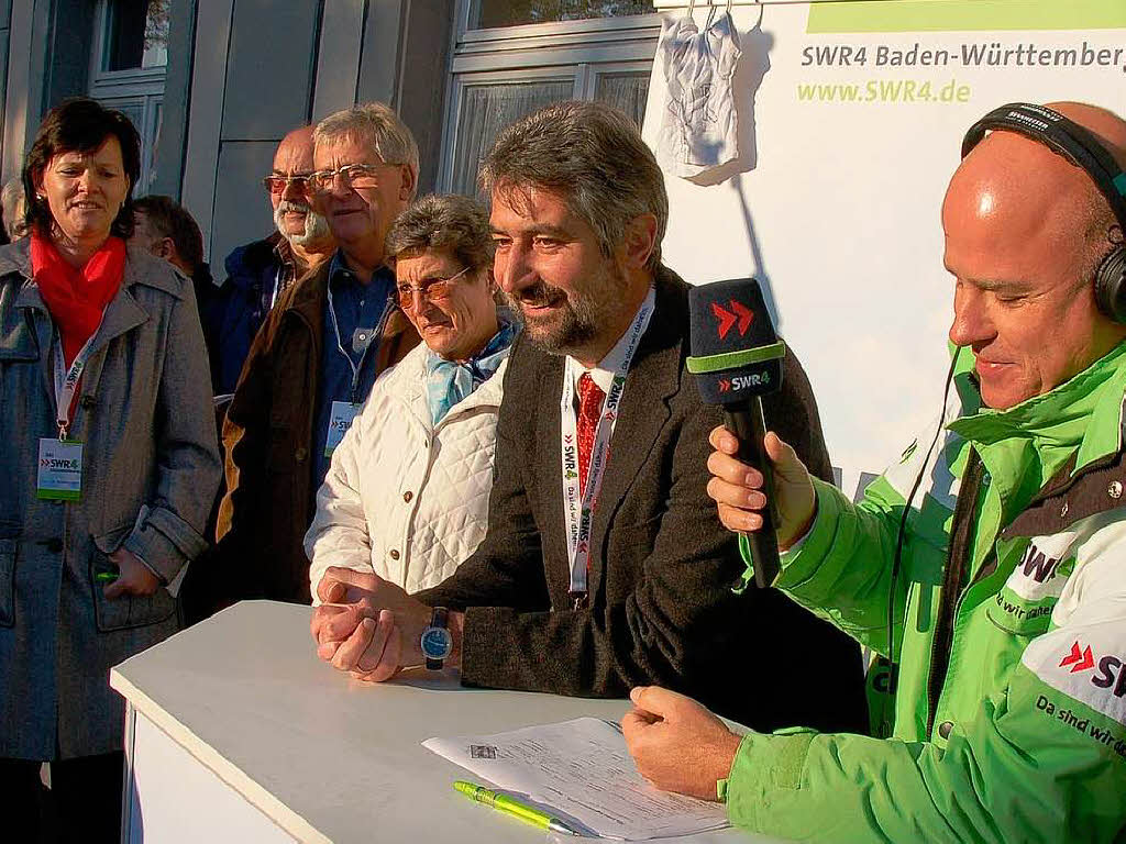 Eine erste Live-Schalte gegen kurz nach 9 Uhr in eisiger Klte vom Rathausbalkon: Brgermeister Thater und sein Kompetenz-Team.