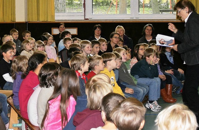 Gespannt lauschten die Grundschler in...von Kinderbuchautorin Karin Gndisch.   | Foto: Charlotte Wittnebel