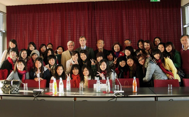 Eine taiwanesische Schulklasse mit Dir...dent Lee Fu-Peng Landrat Hanno Hurth.   | Foto:  Gabi Rolland
