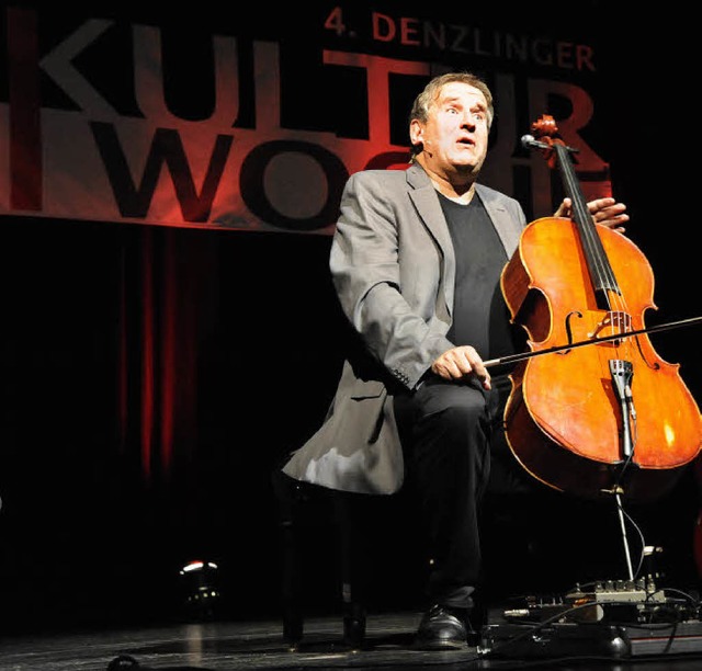 Matthias Deutschmann und sein Cello im Denzlinger &#8222;KuB&#8220;  | Foto: mzd