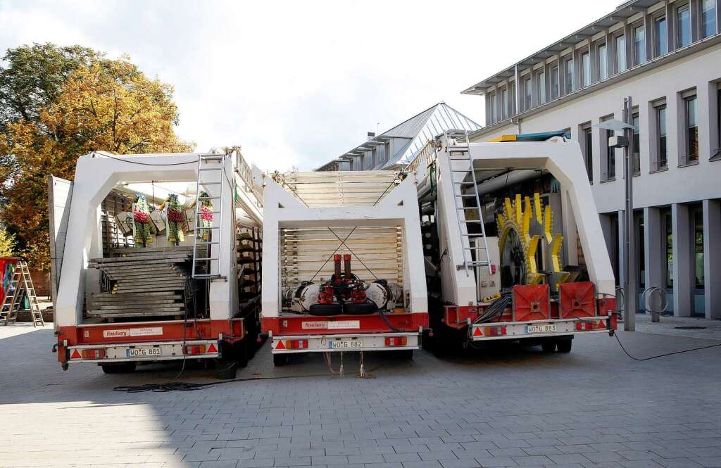 Das Riesenrad wird Stck um Stck aufbaut