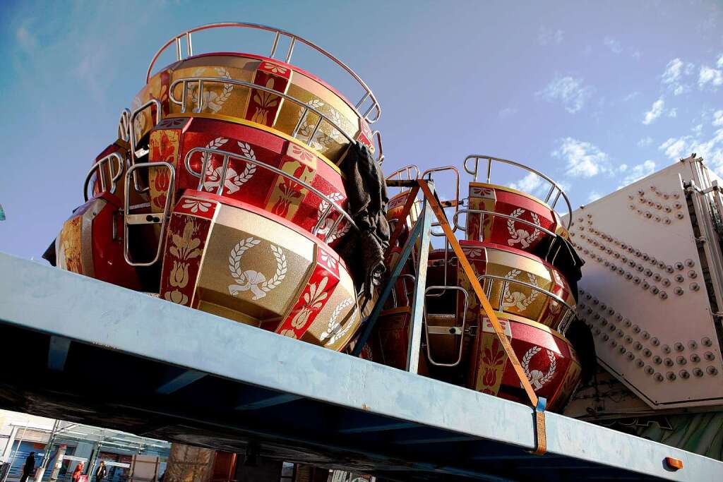 Das Riesenrad wird Stck um Stck aufbaut