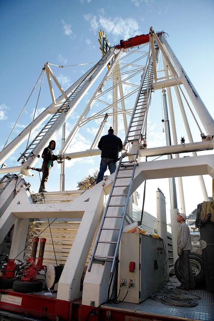 Das Riesenrad wird Stck um Stck aufbaut