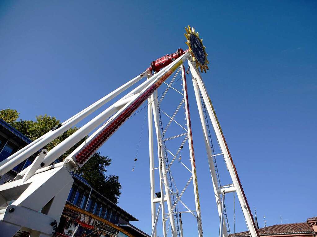 Das Riesenrad wird Stck um Stck aufbaut