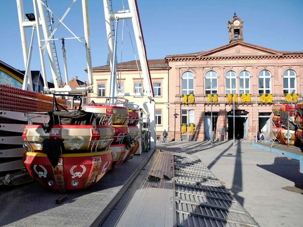 Das Riesenrad wird Stck um Stck aufbaut