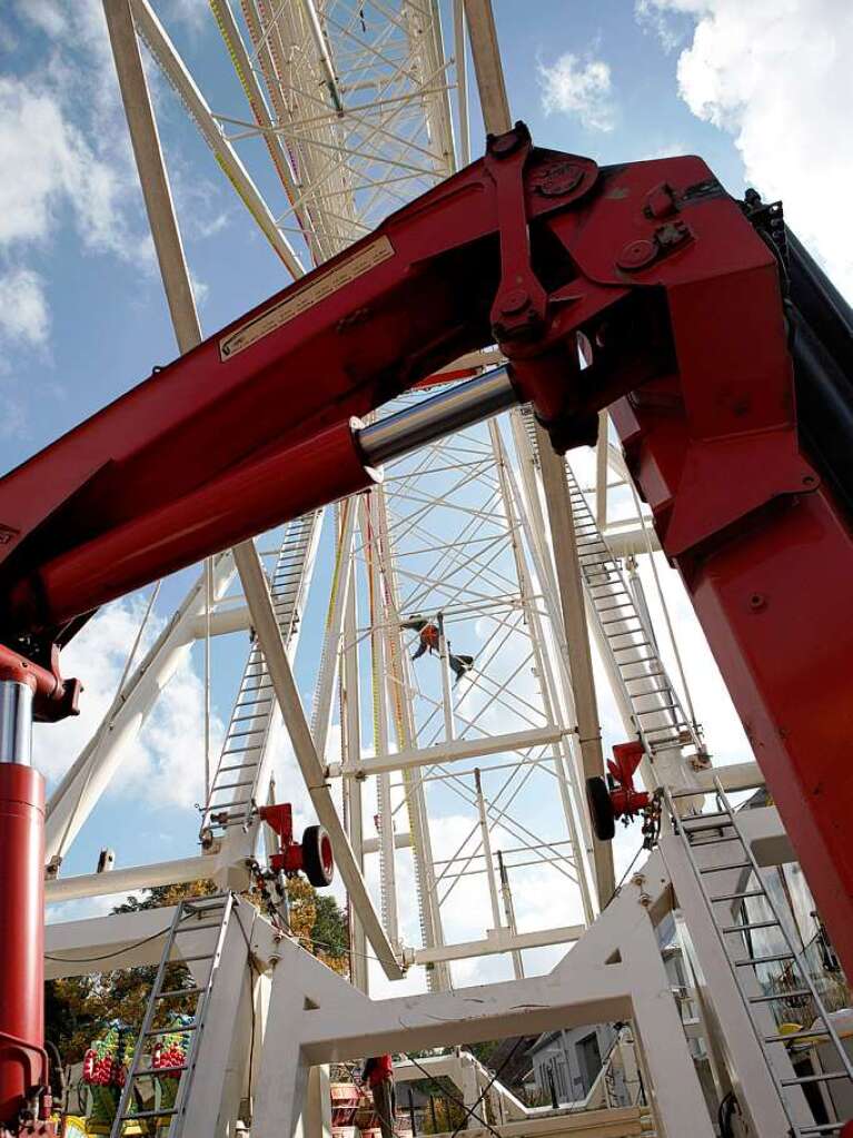 Das Riesenrad wird Stck um Stck aufbaut