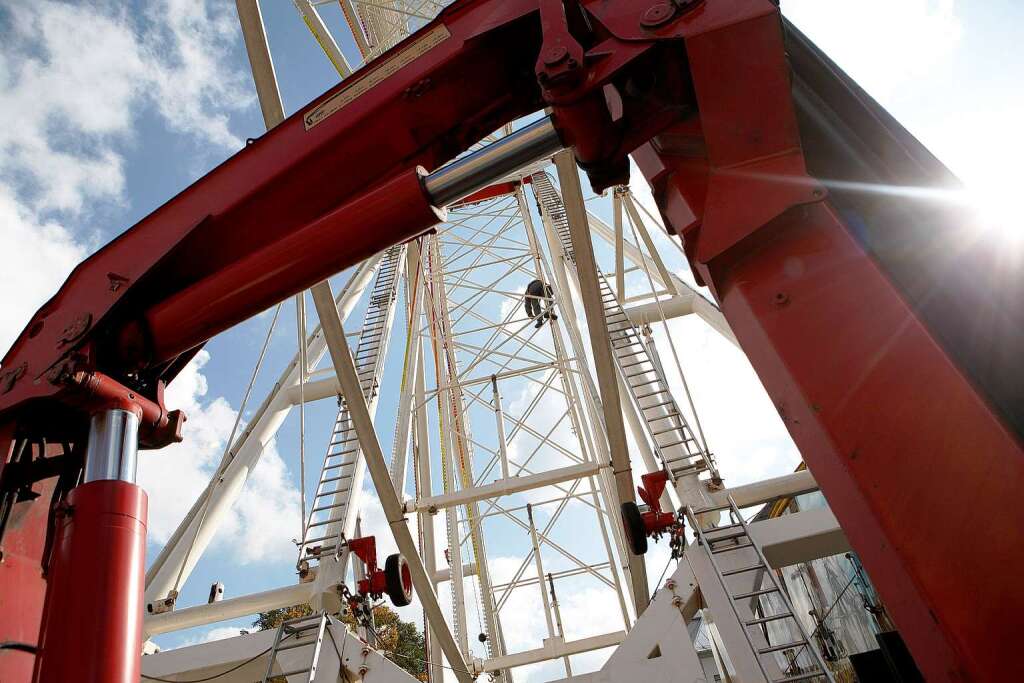 Das Riesenrad wird Stck um Stck aufbaut