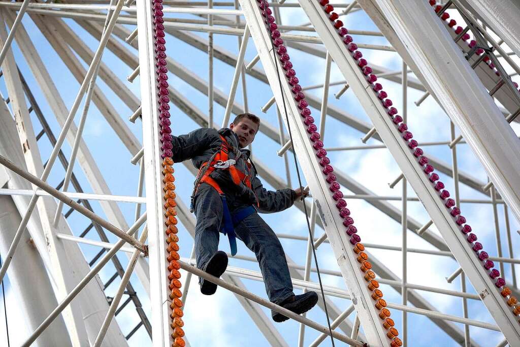 Das Riesenrad wird Stck um Stck aufbaut