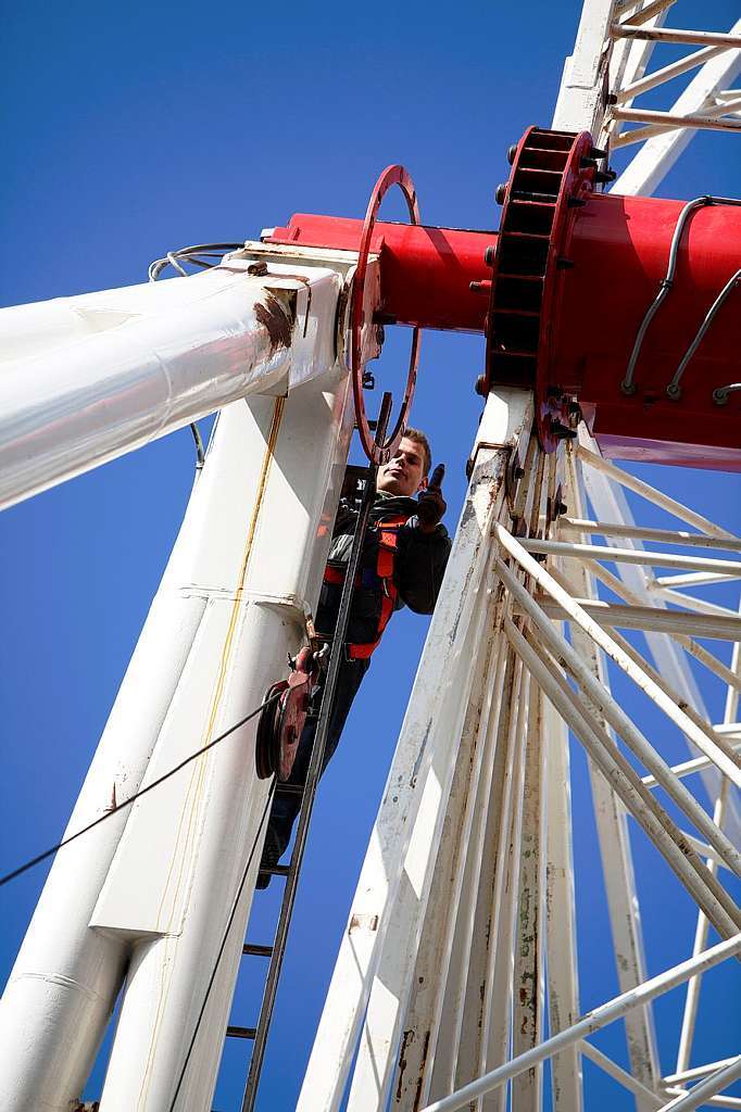 Das Riesenrad wird Stck um Stck aufbaut