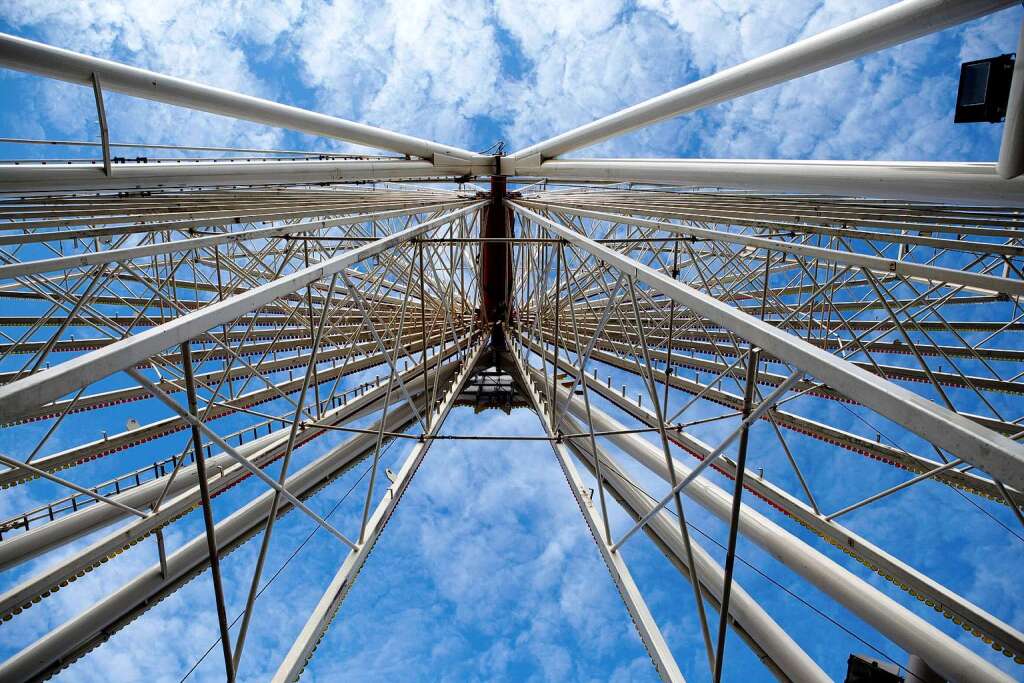 Das Riesenrad wird Stck um Stck aufbaut