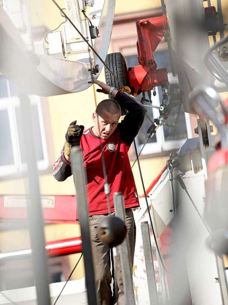 Das Riesenrad wird Stck um Stck aufbaut