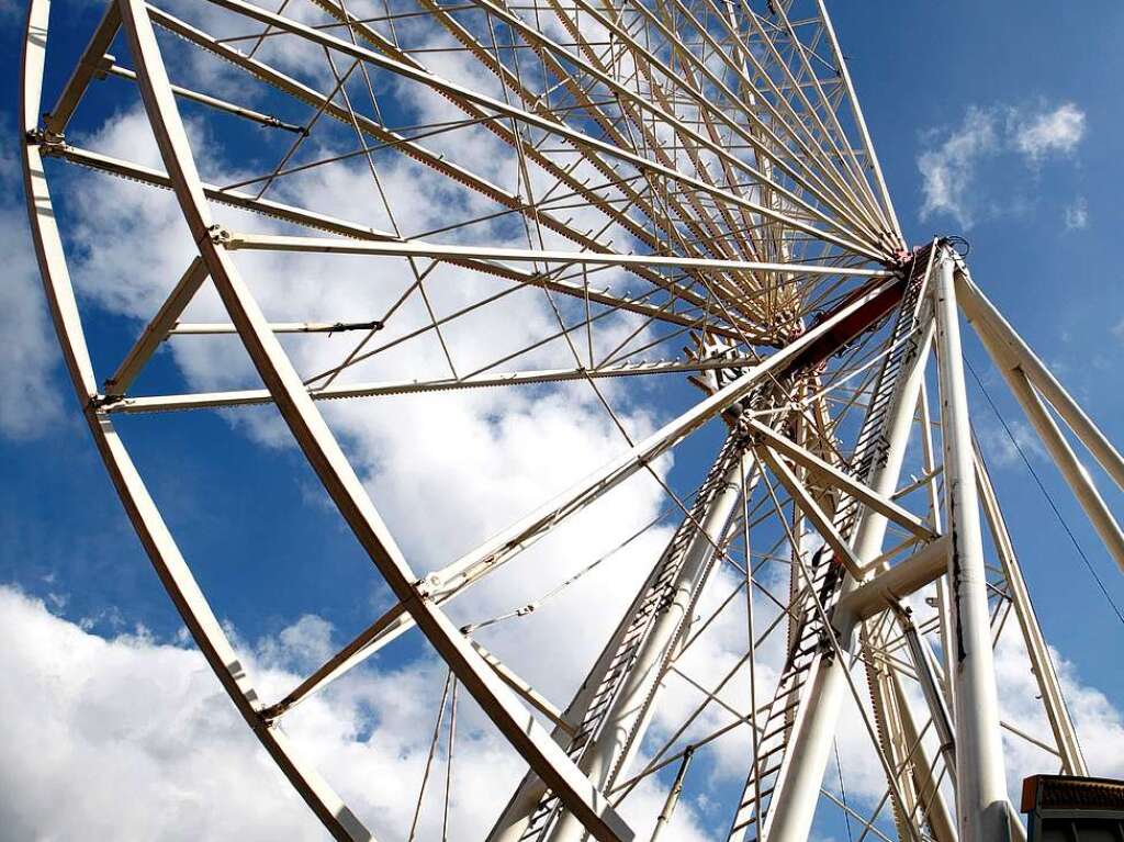 Das Riesenrad wird Stck um Stck aufbaut