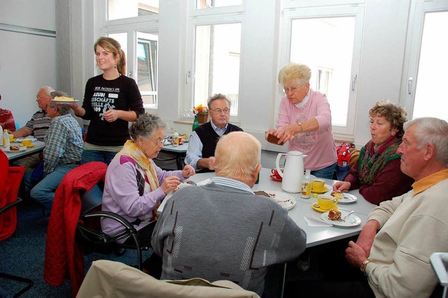 Der Konferenzraum als Caf: Die Senior...ie Bewirtung bei der Badischen Zeitung  | Foto: Sylvia-Karina Jahn