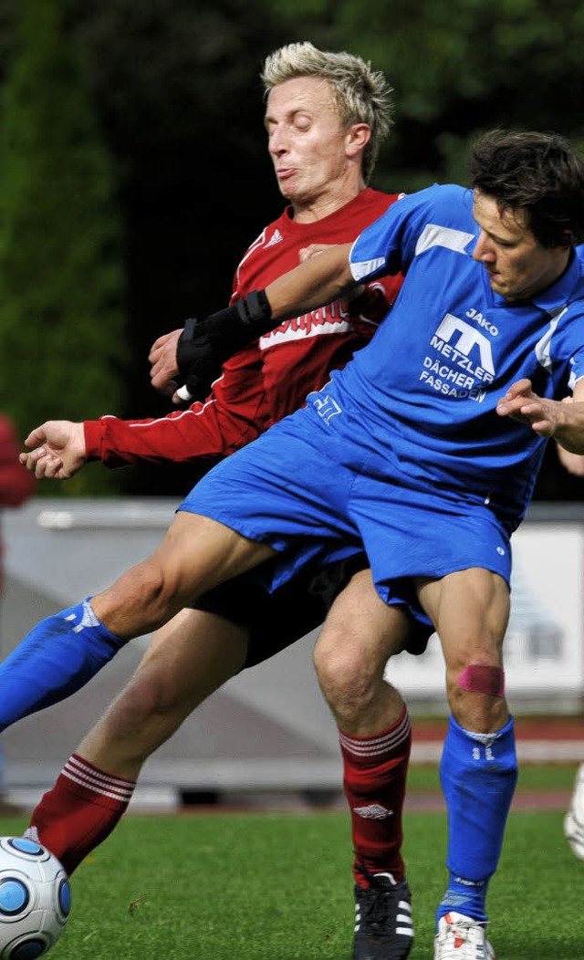 Packender Zweikampf im Derby: Der Bonn...e Mannschaften wieder getrennte Wege.   | Foto: Seeger