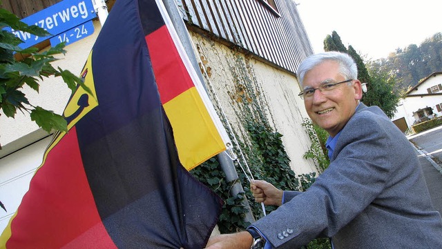 Der Prototyp der Wallbacher Fahnenmast...svorsteher Fred Thelen am Schwyzerweg.  | Foto: siebold