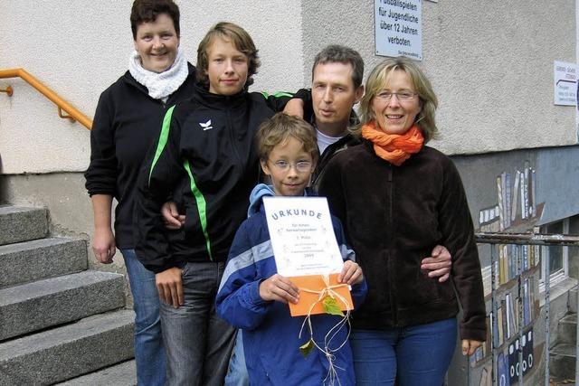 Familien gehen auf Schnitzeljagd