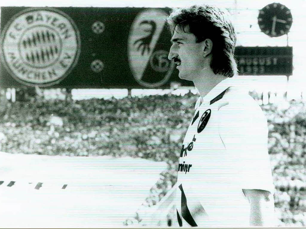 Oliver Freund  am 7. August 1993 im Olympiastadion in Mnchen. Es war das erste Spiel des SC Freiburg in der Bundesliga.