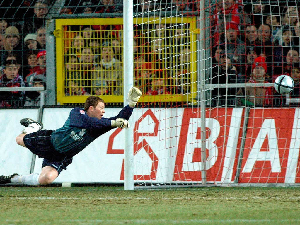 Bitter: Im Viertelfinale des DFB-Pokals im Mai 2005 watschen die Bayern den SC mit 7:0 ab. Torwart Julian Reinard ohne Chance.