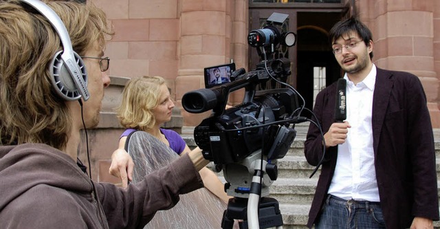 Filmen vor der Alma Mater: Das Team produziert einen Beitrag.   | Foto: Kuck