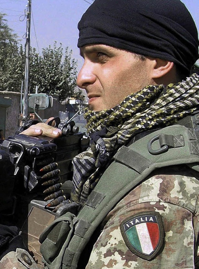 Ein italienischer Soldat bewacht  in Kabul eine Schule.   | Foto: dpa