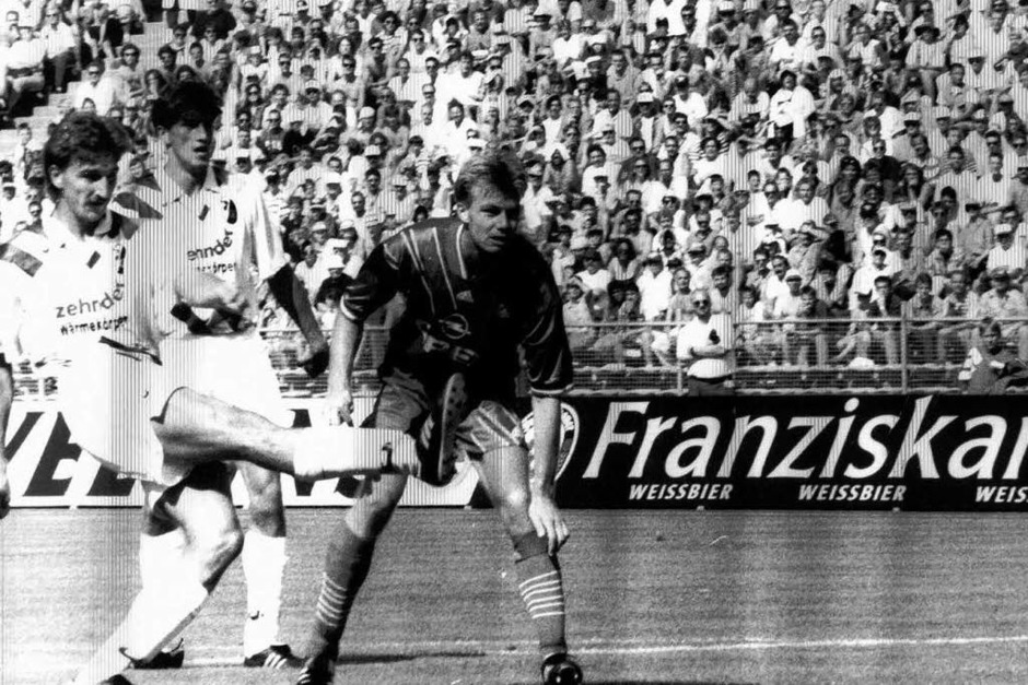 Das allererste Spiel des SC in der Bundesliga am 7. August 1993: Oliver Freund schießt das einzige Tor beim 1:3 gegen die Münchner. (Foto: Meinrad Schön) Das allererste Spiel des SC in der Bundesliga am 7. August 1993: Oliver Freund schießt das einzige Tor beim 1:3 gegen die Münchner. (Foto: Meinrad Schön)