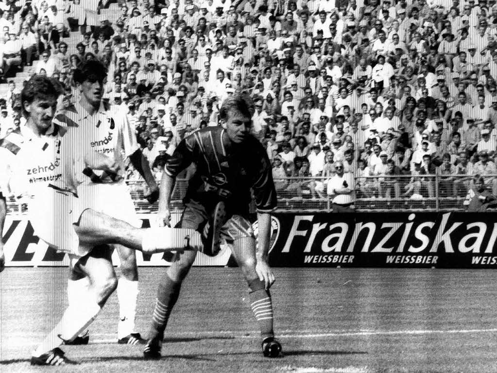 Das allererste Spiel des SC in der Bundesliga am 7. August 1993: Oliver Freund schiet das einzige Tor beim 1:3 gegen die Mnchner.