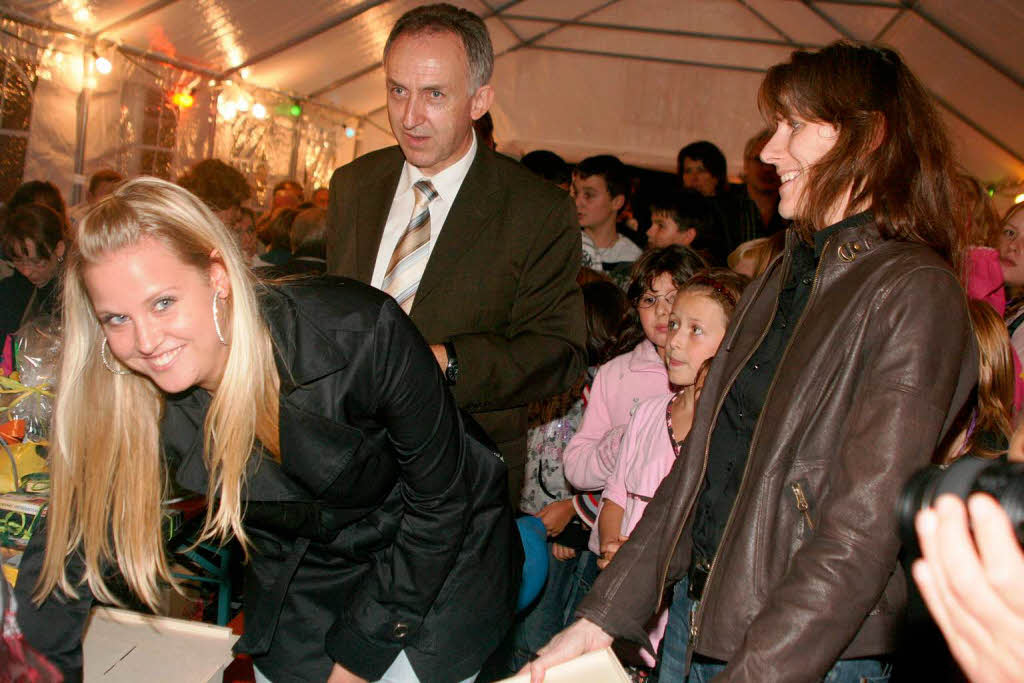 Die Schlagersngerin Nicole Blum war die Glcksfee und zog den Hauptpreis fr Ernst Fahrlnder aus Siegelau.