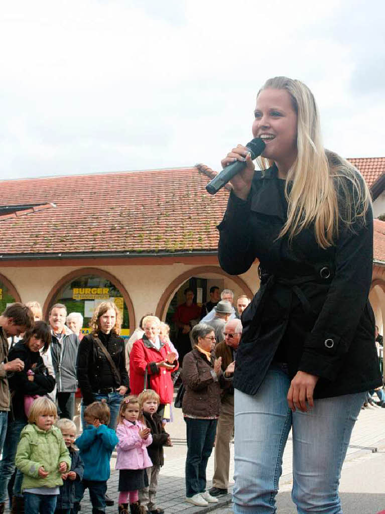 Schlagersngerin Nicole Blum sang ihre aktuellen Lieder und am Straenrand wurde krftig mitgeklatscht.