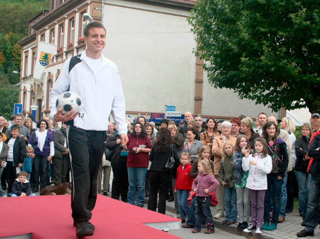 Die Fuballer des SC Gutach-Bleibach machten bei der Schuhmodenschau mit und fuhren einen Heimsieg ein.