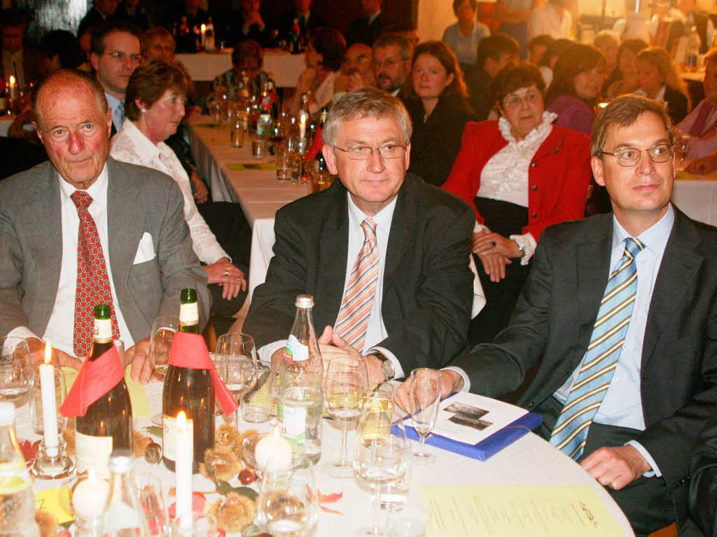 Mehr als 100 Ehrengste waren geladen. Hier Ehrenbrger Alex Gtermann, Regierungsprsident Wrttenberger und Landrat Hurth.