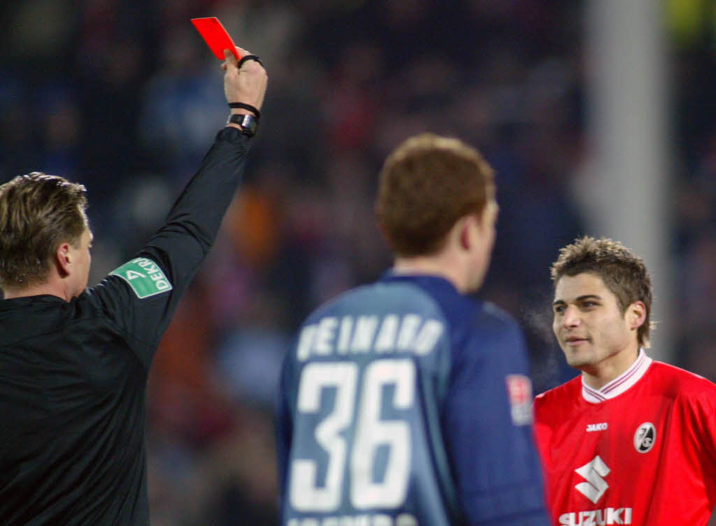 DFB-Pokal  2005: Schiedsrichter Thorsten Kinhfer (l) zeigt Youssef Mohamad (r) vom SC Freiburg die rote Karte.