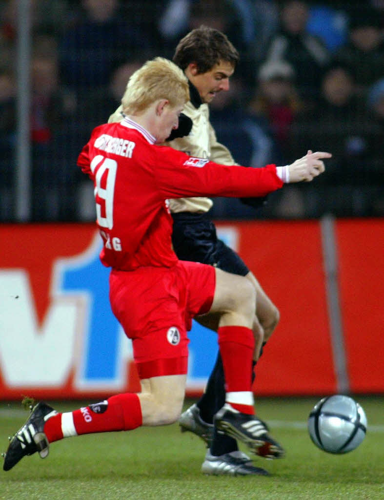 DFB-Pokal  2005: Sebastian Deisler (hinten) und Andreas Ibertsberger (l).